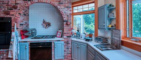 Fridge, oven, stovetop, coffee/tea maker