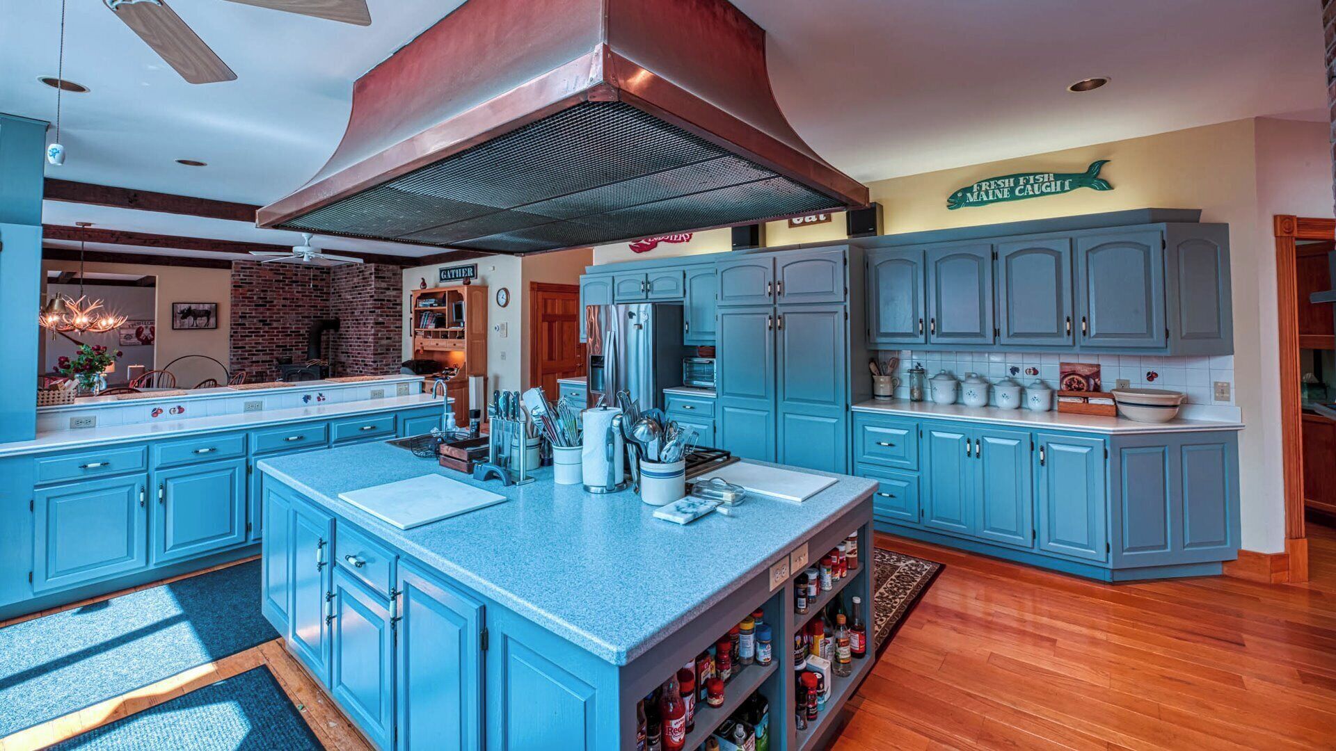 Fridge, oven, stovetop, coffee/tea maker