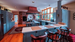 Refrigerador, horno, parrilla de estufa y cafetera y tetera