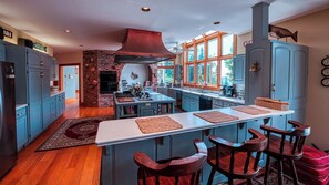 Fridge, oven, stovetop, coffee/tea maker