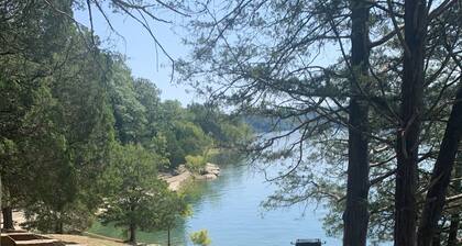 Quaint cottage by the Lake