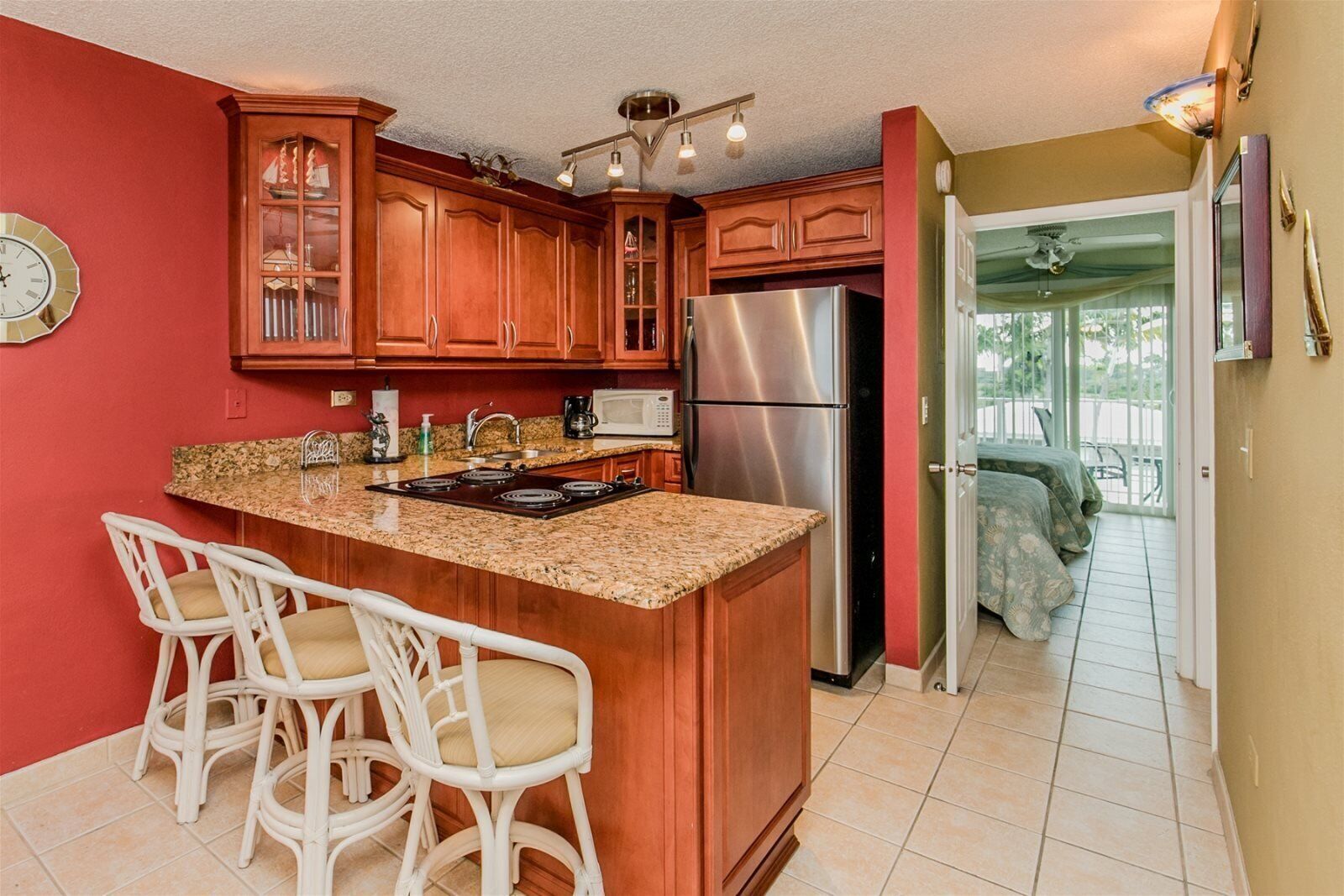 Horno, parrilla de estufa, cafetera y tetera y utensilios de cocina 