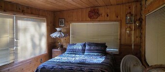 Into the Woods - 24 Miles to Yellowstone ~ Hot Tub ~ Wi-Fi