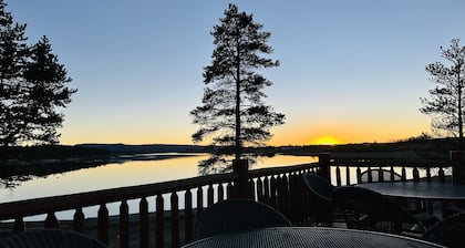 🌲24 Miles to Yellowstone ~ Hot Tub ~ Fire Pit ~ Wifi ~ Tucked into the Pines 🌲