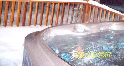 🌲24 Miles to Yellowstone ~ Hot Tub ~ Fire Pit ~ Wifi ~ Tucked into the Pines 🌲