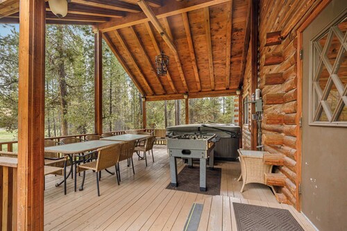 Into the Woods - 24 Miles to Yellowstone ~ Hot Tub ~ Wi-Fi