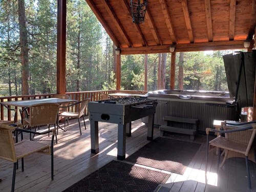 24 Miles to Yellowstone ~ Hot Tub ~ Wi-Fi