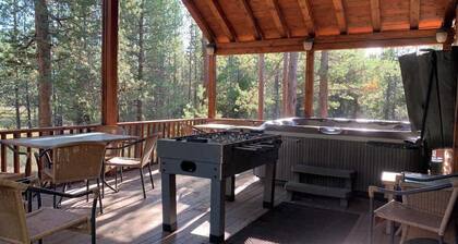 24 Miles to Yellowstone ~ Hot Tub ~ Wi-Fi