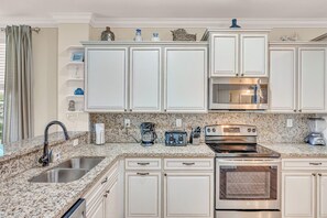 Fridge, oven, stovetop, coffee/tea maker - Casa De Tiki is a spacious 4-bedroom, 3-bathroom half duplex located just minutes from the stunning Sombrero Beach. (Marathon)