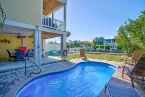 Pool - Casa De Tiki is a spacious 4-bedroom, 3-bathroom half duplex located just minutes from the stunning Sombrero Beach. (Marathon)