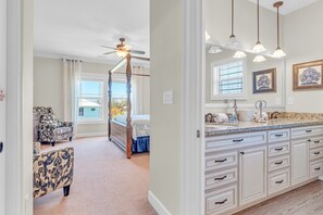 Unclassified image, 5 of 40, button