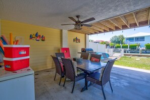 Outdoor dining - Casa De Tiki is a spacious 4-bedroom, 3-bathroom half duplex located just minutes from the stunning Sombrero Beach. (Marathon)
