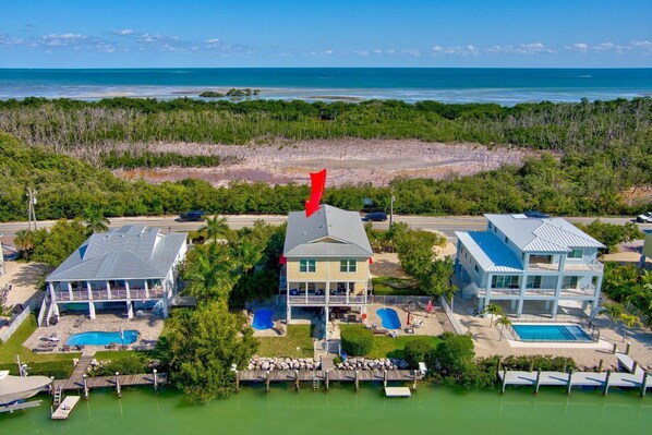 Exterior - Casa De Tiki is a spacious 4-bedroom, 3-bathroom half duplex located just minutes from the stunning Sombrero Beach. (Marathon)