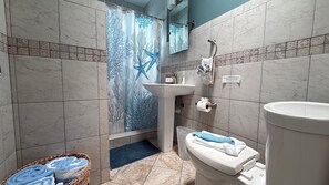 Bathtub, hair dryer, towels, toilet paper - Castaway 2/2 w/ 50` Ft. Dock on the Atlantic (Marathon)