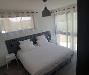 2 chambres, coffres-forts dans les chambres, fer et planche Ă repasser