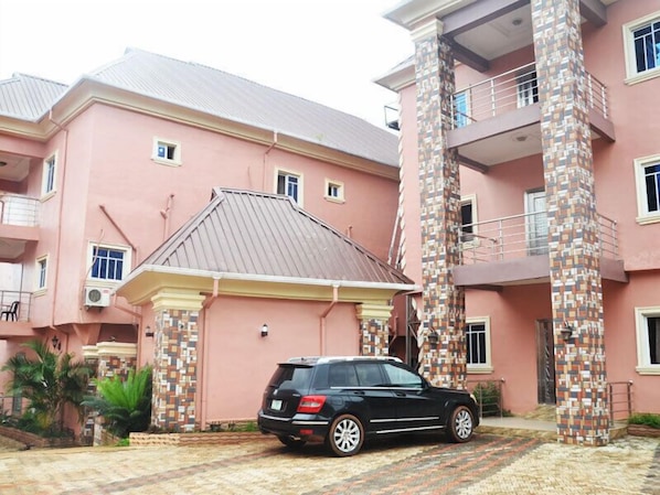 Front of property - CHIBON HOTEL AND SUITE (Oba)