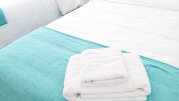 6 bedrooms, desk, iron/ironing board, travel crib