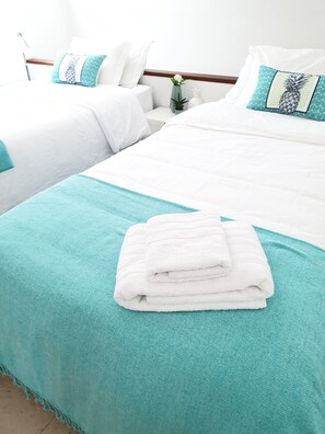 6 bedrooms, desk, iron/ironing board, travel cot