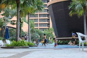 Outdoor pool - Times Square Service Suite By DaisyHomes (Kuala Lumpur)