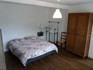 3 habitaciones, tabla de planchar con plancha, wifi y ropa de cama 