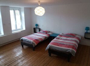 3 bedrooms, iron/ironing board, WiFi, bed sheets