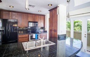 Réfrigérateur, four à micro-ondes, un four, surface de cuisson