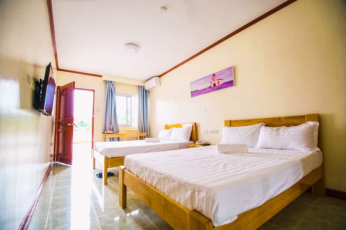 Deluxe Twin Room, Sea View | In-room safe, desk, rollaway beds (surcharge), WiFi (free)