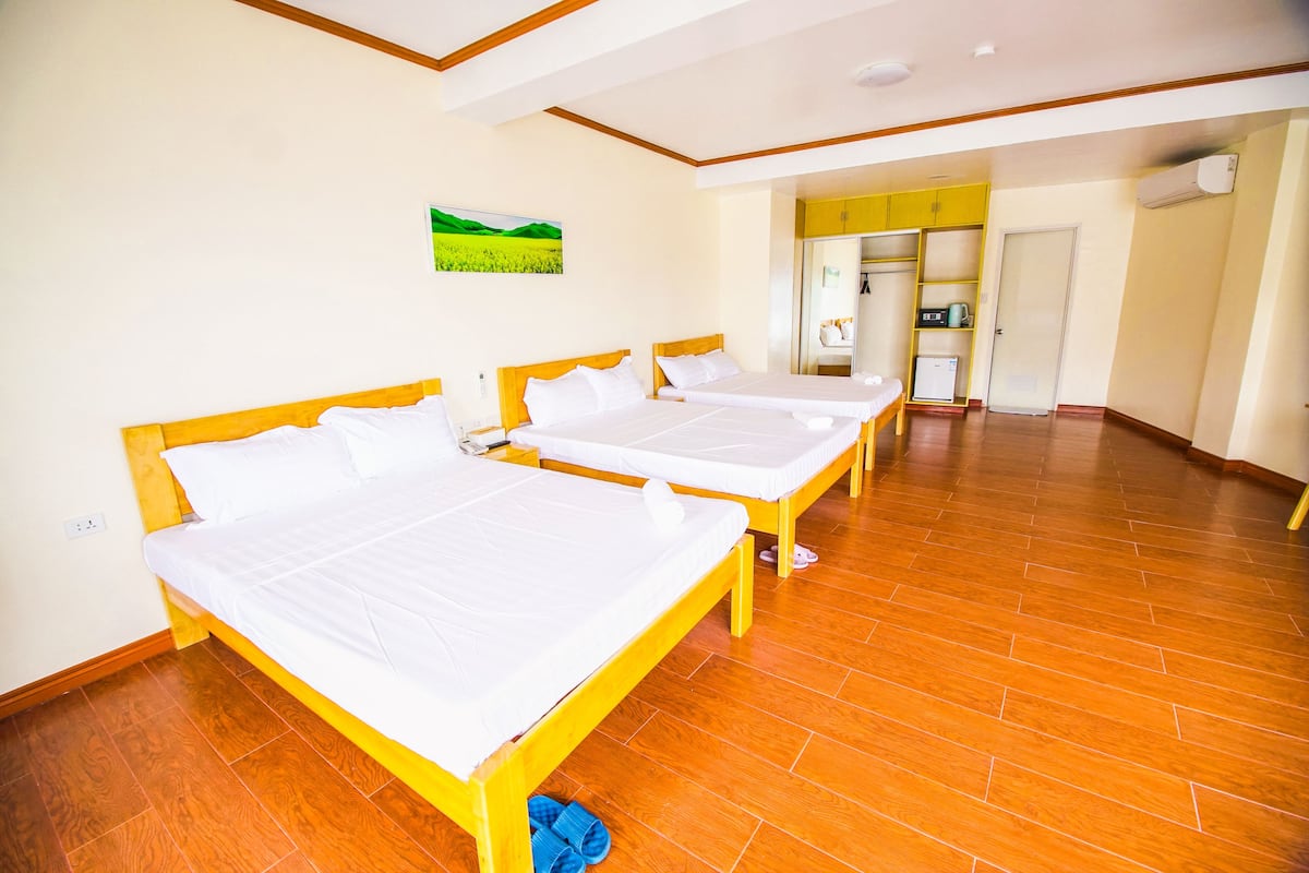 In-room safe, desk, rollaway beds (surcharge), WiFi (free)
