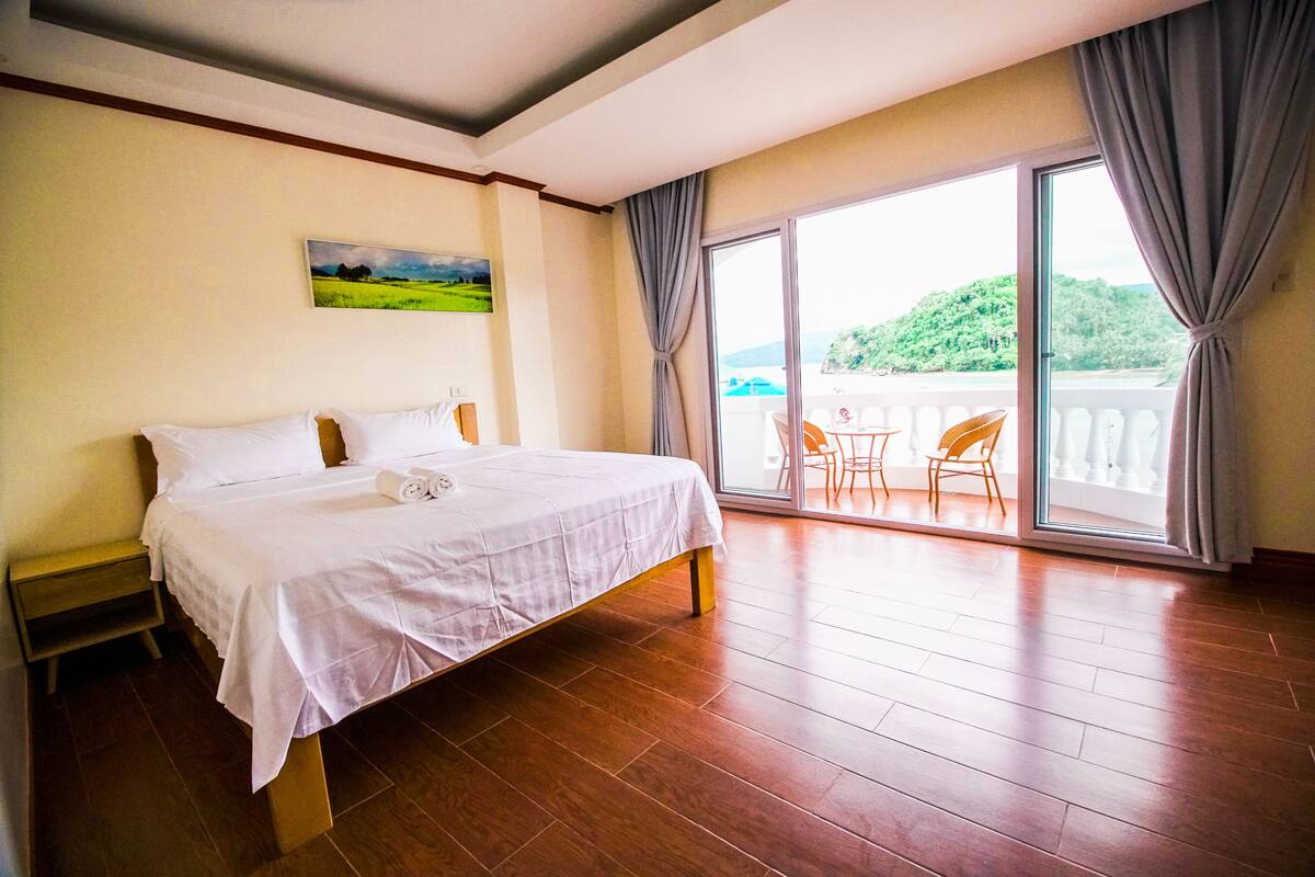 Deluxe King Room, Sea View | In-room safe, desk, rollaway beds (surcharge), WiFi (free)