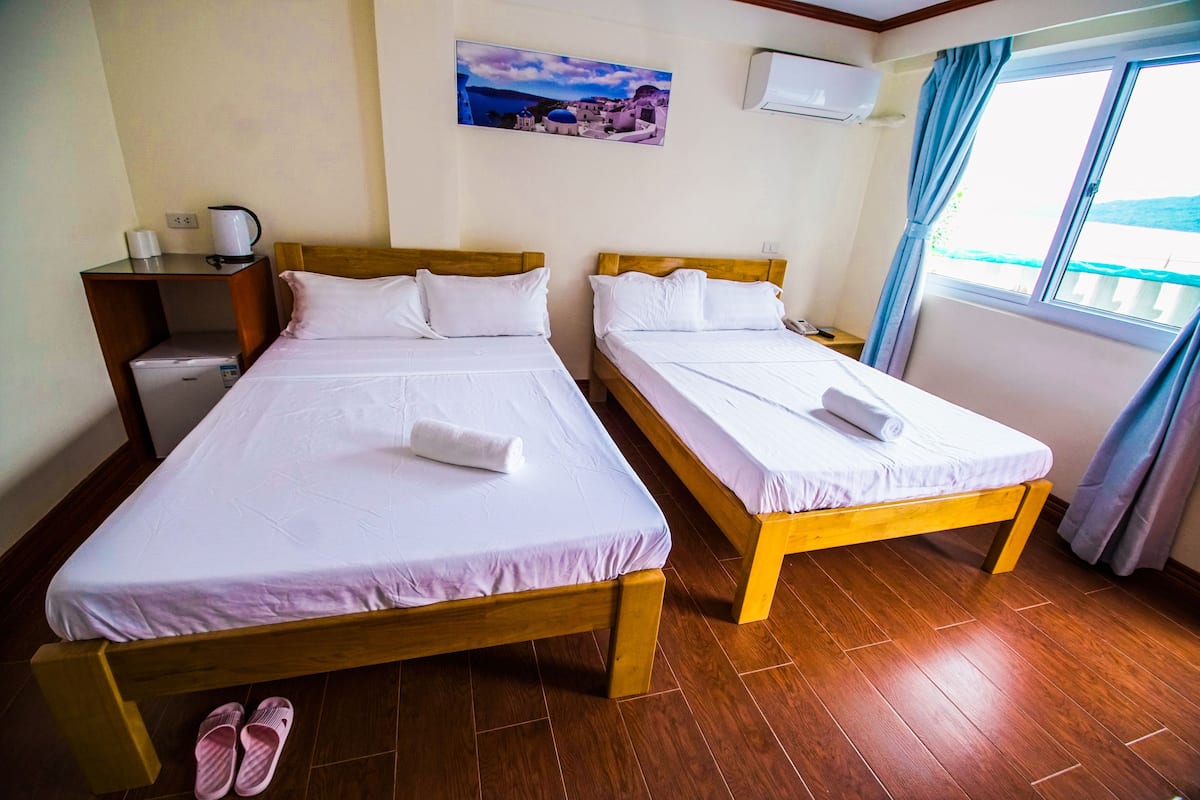 Budget Twin Room | In-room safe, desk, rollaway beds (surcharge), WiFi (free)