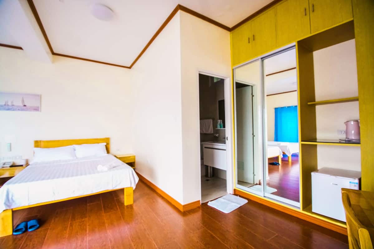 Junior Double Room | In-room safe, desk, rollaway beds (surcharge), WiFi (free)
