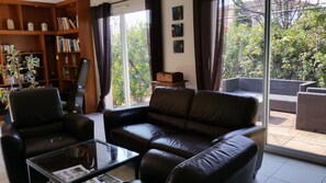 Télévision, jeux vidéo, lecteur de DVD, table de tennis de table