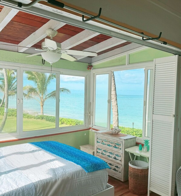 2 chambres, bureau, fer et planche à repasser, lit parapluie