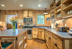 Fridge, microwave, oven, stovetop - Bearwallow Retreat Atop Bearwallow Mountain (Hendersonville)