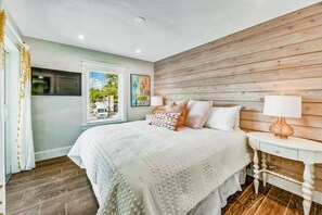 8 bedrooms, free internet, bed sheets