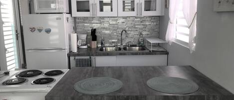 Refrigerador, microondas, horno, placa de cocina