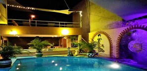 Una piscina al aire libre
