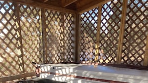 A hot tub with a wooden frame and a lattice backdrop. - Wolf Pack place of Pomme de Terre Lake! (Pittsburg)