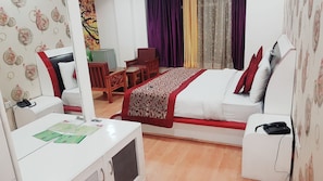 Premium bedding, in-room safe, desk, laptop workspace