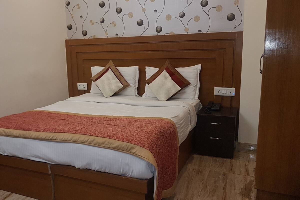 Premium bedding, in-room safe, desk, laptop workspace