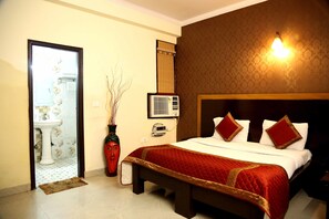 Premium bedding, in-room safe, desk, laptop workspace