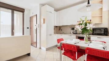 Réfrigérateur, micro-ondes, four, plaque de cuisson