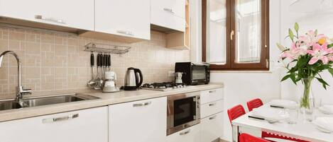 Een koelkast, een microgolfoven, een oven, een kookplaat