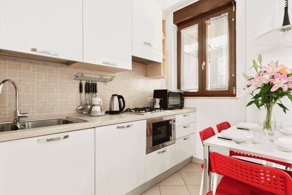 Fridge, microwave, oven, stovetop