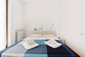 1 bedroom, desk, WiFi