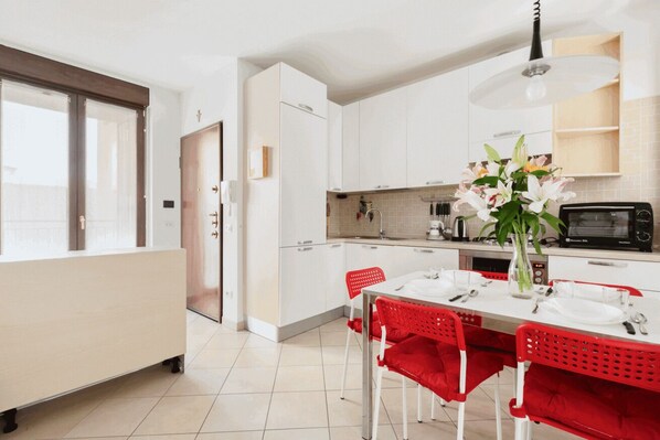 Frigorifero, microonde, forno, piano cottura