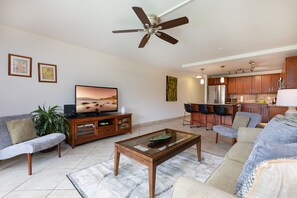 Fernseher, DVD-Player, Tischfußball, Tischtennisplatte