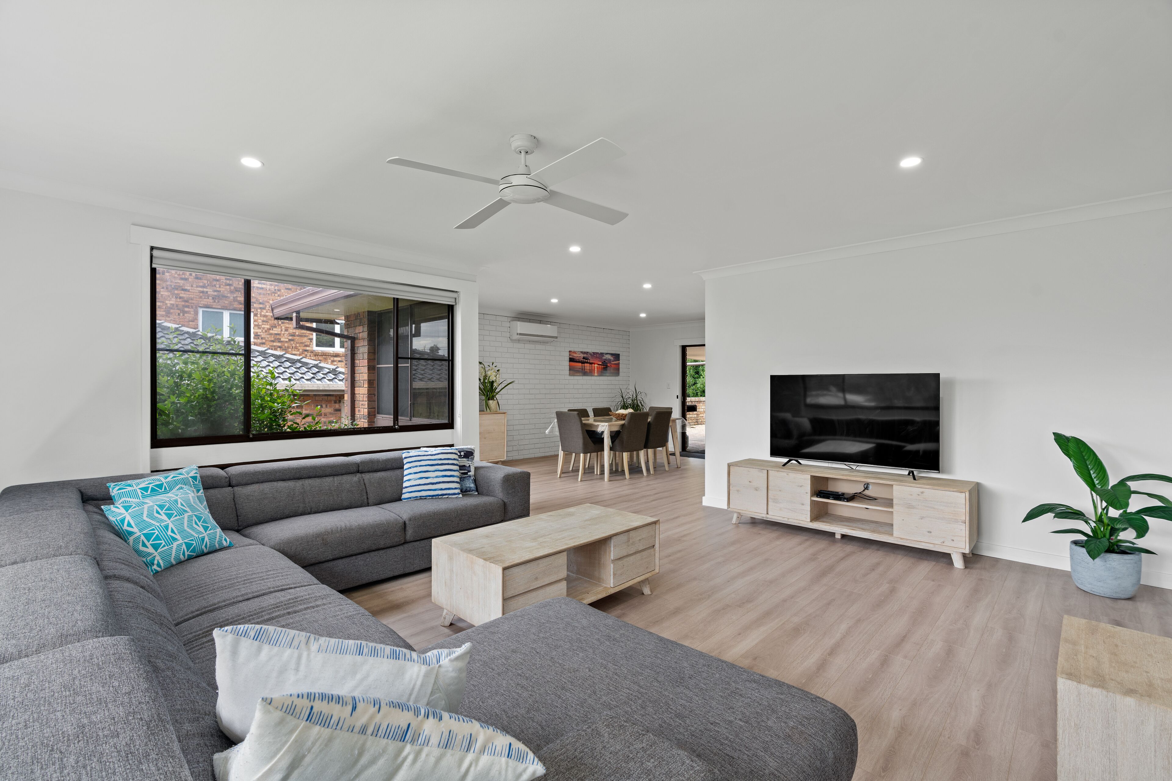 TV connectée, cheminée, lecteur de DVD