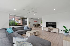 Smart-TV, Kamin, DVD-Player