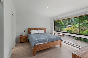 5 bedrooms, iron/ironing board, free WiFi, bed sheets